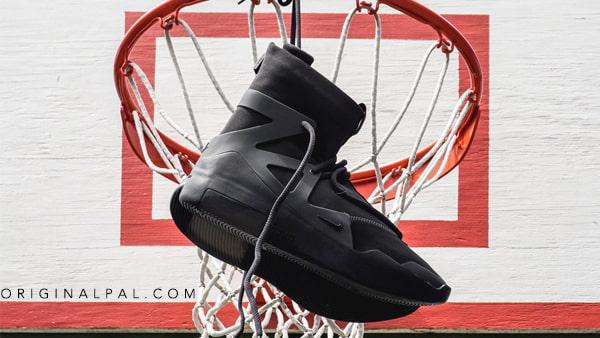 کفش بسکتبالی نایکی مشکی آویزان شده در حلقه مخصوص بسکتبال